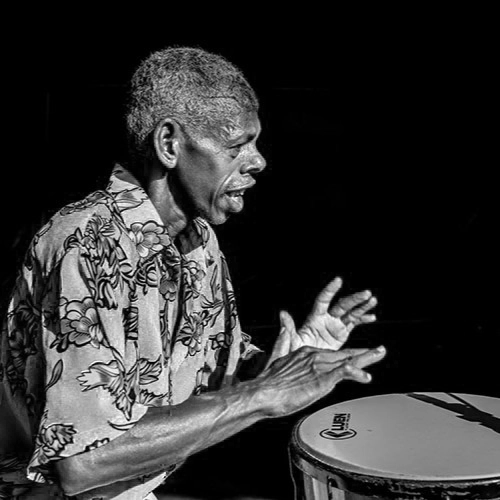 Alexandro professeur en train de jouer des percussions