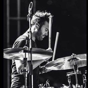 Mathieu professeur en train de jouer de la batterie